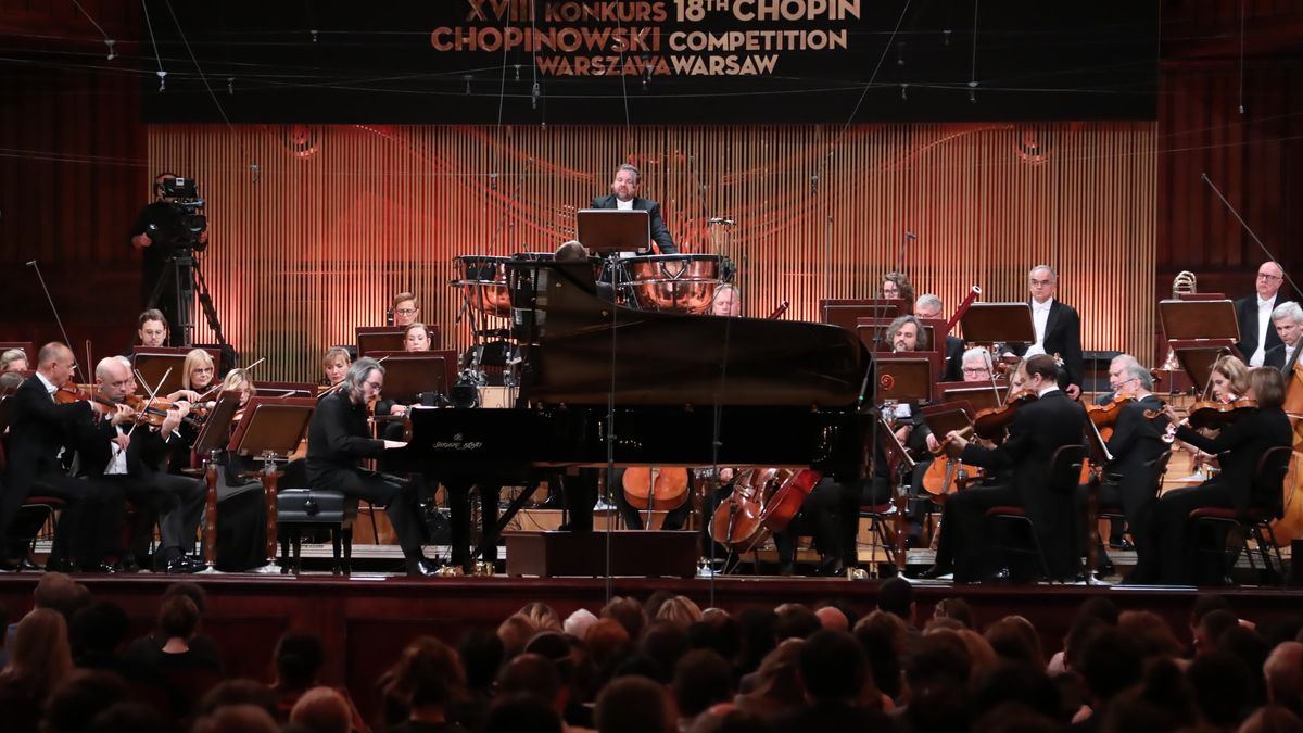 Warszawa, 19.10.2021. Włosko-słoweński pianista Alexander Gadjiev podczas koncertu w ramach finału Konkursu Chopinowskiego w sali koncertowej Filharmonii Narodowej w Warszawie, 19 bm. (kf) PAP/Wojciech Olkuśnik