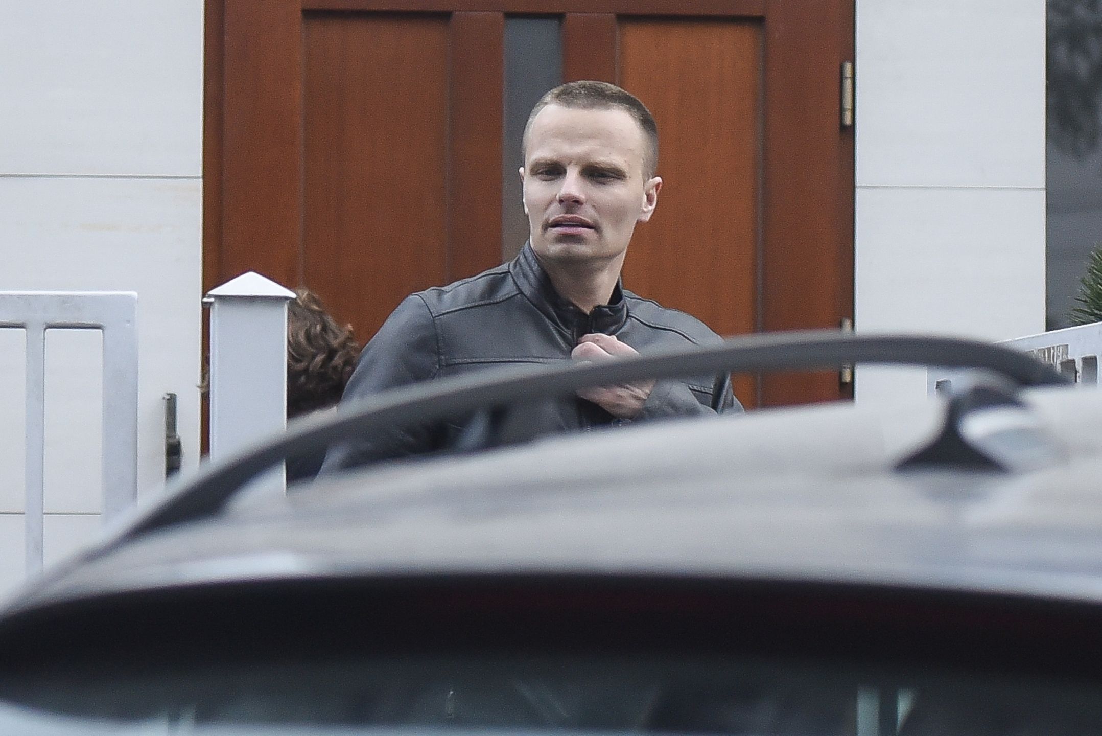 Marcin Hakiel opuszcza siłownię w towarzystwie syna