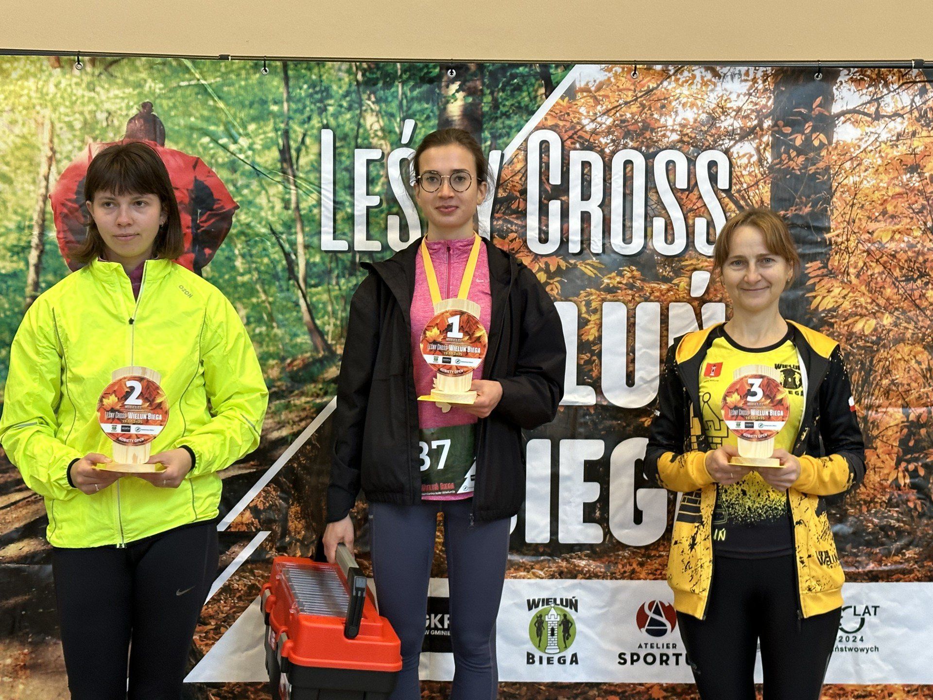 Dekoracja zwycięzców Leśnego Crossu