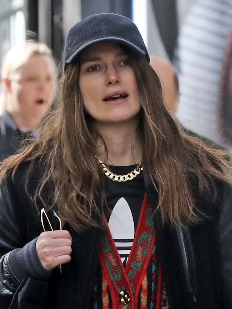 Keira Knightley spaceruje z córką po mieście