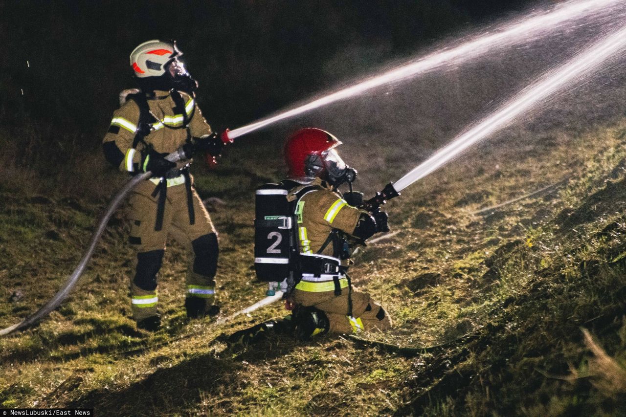 Pożar hali w Tomaszowie. W środku niebezpieczne gazy