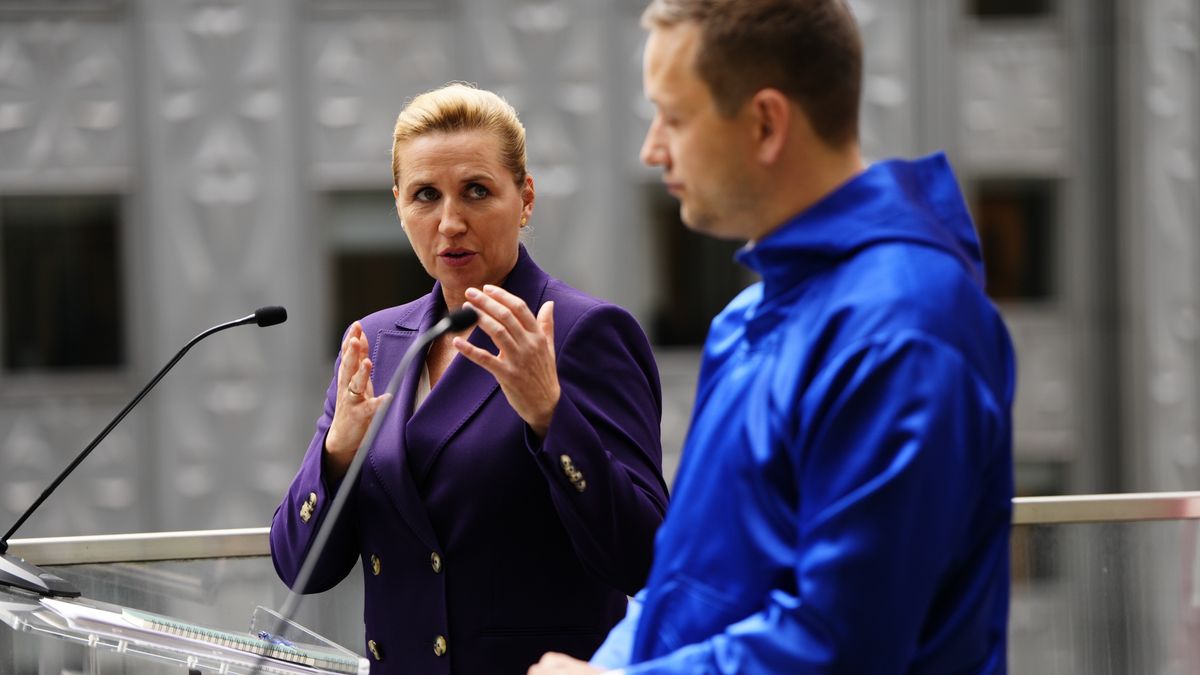 Denmark's Prime Minister Mette Frederiksen (L) and Greenland's Prime Minister Jens-Frederik Nielsen hold a press conference on the roof of the Danish UN mission after the siging of a trilateral Arctic security agreement between the United States, Denmark, and Greenland, in New York, New York, USA, 22 September 2026, on the sidelines of the United Nations General Assembly (UNGA). EPA/MADS CLAUS RASMUSSEN DENMARK OUT Dostawca: PAP/EPA.