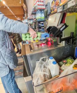 Kasują alkohol jako wodę. Tak klienci oszukują przy kasach samoobsługowych