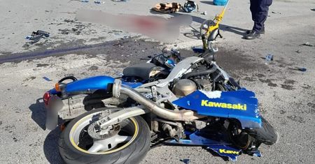 Motocyklista w stanie zagrażającym życiu trafił do szpitala. Kierujący oplem skręcając w lewo  doprowadził do zderzenia