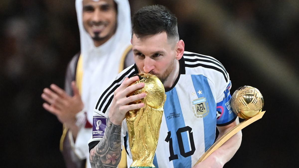 Lionel Messi z pucharami z Mistrzowst Świata w Katarze.