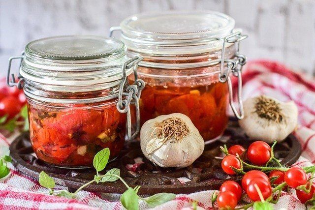 Wigilijny śledź w suszonych pomidorach. Goście będą zachwyceni