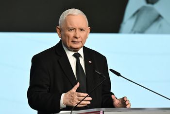 Kaczyński tłumaczy Nawrockiego. "Realnie miał jedno mieszkanie"