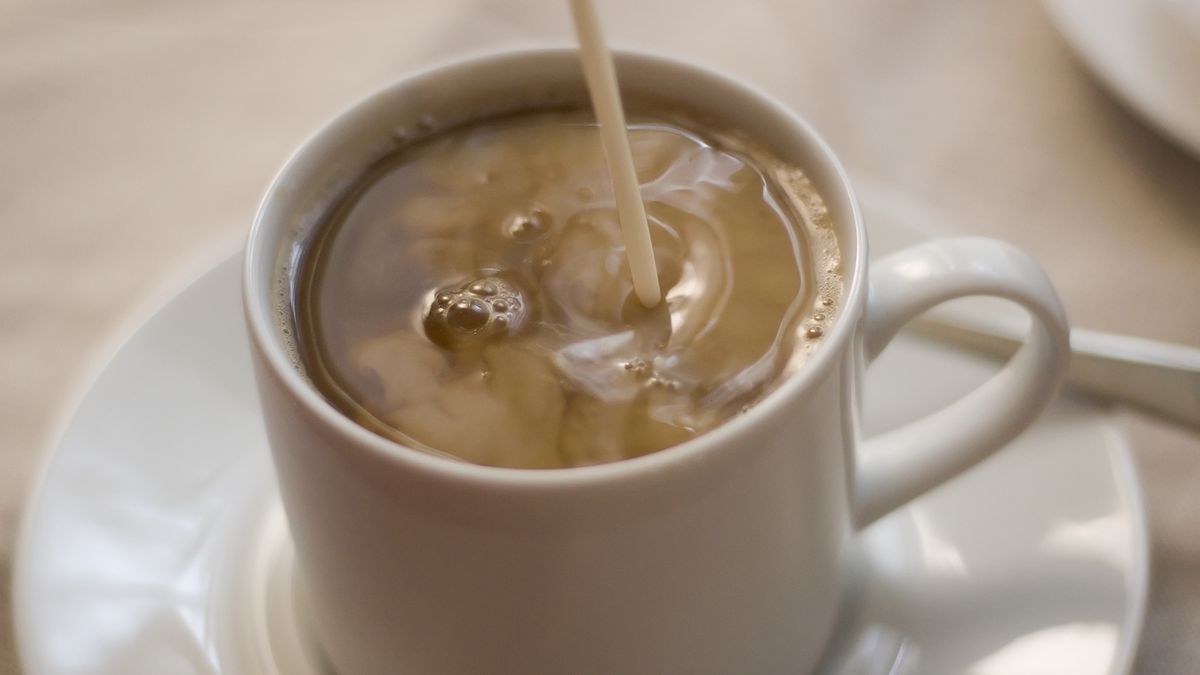 pouring cream into coffee
GJS
jave, joe