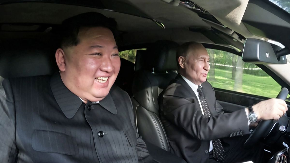 epaselect epa11424309 A photo released by the official North Korean Central News Agency (KCNA) on 20 June 2024, shows Russian President Vladimir Putin driving North Korean leader Kim Jong Un in an Aurus limousine in Pyongyang, North Korea 19 June 2024. The Russian president made a state visit to North Korea on 18-19 June at the invitation of North Korean leader. He last visited North Korea in 2000, shortly after his first inauguration as president. EPA/KCNA EDITORIAL USE ONLY EDITORIAL USE ONLY Dostawca: PAP/EPA.