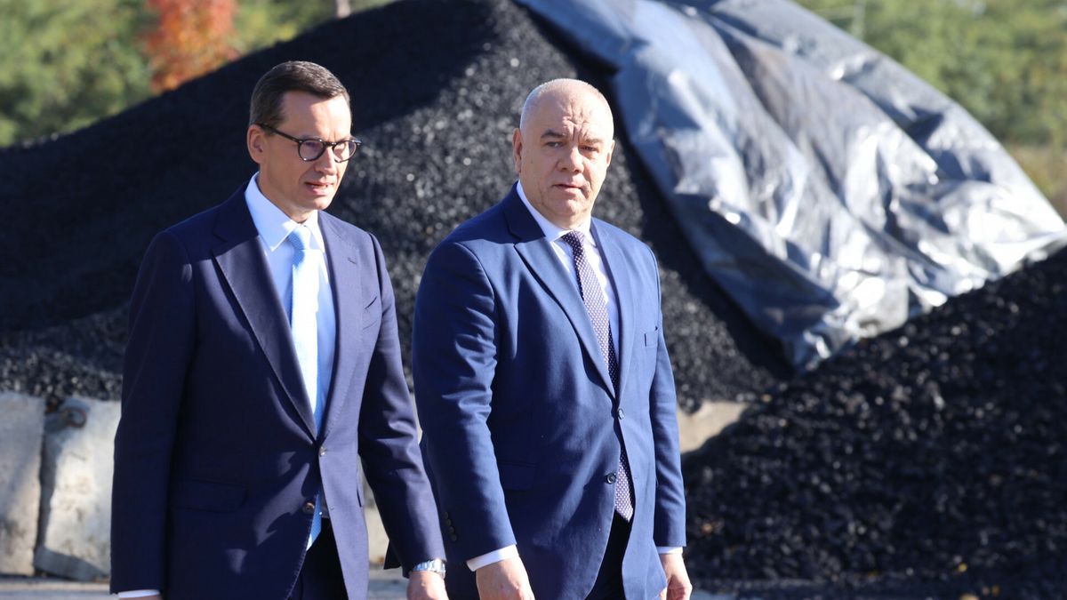 Premier Morawiecki i wicepremier Sasin w OtwockuFot. Piotr Molecki/East News, Otwock, 13.10.2022. Wizyta premiera Mateusza Morawieckiego (L) w Otwocku. Konferencja prasowa z udzialem wicepremiera, ministra aktywow panstwowych Jacka Sasina (P).Piotr Molecki