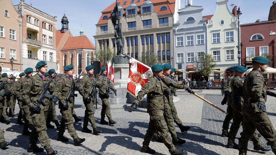 Uroczysty wojskowy apel na grudziądzkim rynku