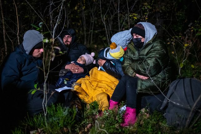 Kolejni migranci z malymi dziecmi trafili do placowki SG w MichalowieOkolice Michalowa, woj. podlaskie, 06.10.2021. W lesie aktywisci z grup pomocowych odnalezli w lesie uchodzcow, ktorzy pare dni wczesniej przekroczyli nielegalnie granice polsko-bialoruskiej, dwa malzenstwa irackich Kurdow z dziecmi w wieku 1 roku i 3 lat. Po 1,5 godzinie oczekiwania, patrol SG zabral uchodzcow do placowki Strazy Granicznej w Michalowie. N/z Kurdowie zostali odnalezieni w lesie, prosili o azyl polityczny w Polsce i blagali zeby nie cofnac ich na Bialorus,Image: 636959947, License: Rights-managed, Restrictions: UWAGA! NIE MA ZGODY NA PUBLIKACJE WIZERUNKU UCHODZCOW, Model Release: no, Credit line: Michal Kosc / ForumMichal Kosc / ForumMichalowo, uchodzcy, migranci, kryzys migracyjny, kryzys uchodzczy, nielegalna migracja, interwencja aktywistow, pomoc uchodzcom, las, w lesie, male dzieci, iraccy Kurdowie, kryzys na granicy polsko-bialoruskiej, wschodnia granica Polski, granica Schengen, nielegalne przekroczenia granicy, Podlasie, granica z Bialorusia, sciana wschodnoa, wschodnia Polska, Straz Graniczna, interwencja Strazy Granicznej, koleni uchodzcy z dziecmi w Michalowie 20211006, category_code_"welf;, category_code_def;, category_code_pol;, category_code_"