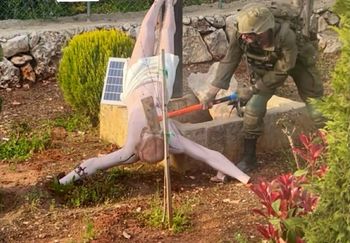 Zniszczył figurę Jezusa. Żołnierz zidentyfikowany. Oto co mu grozi