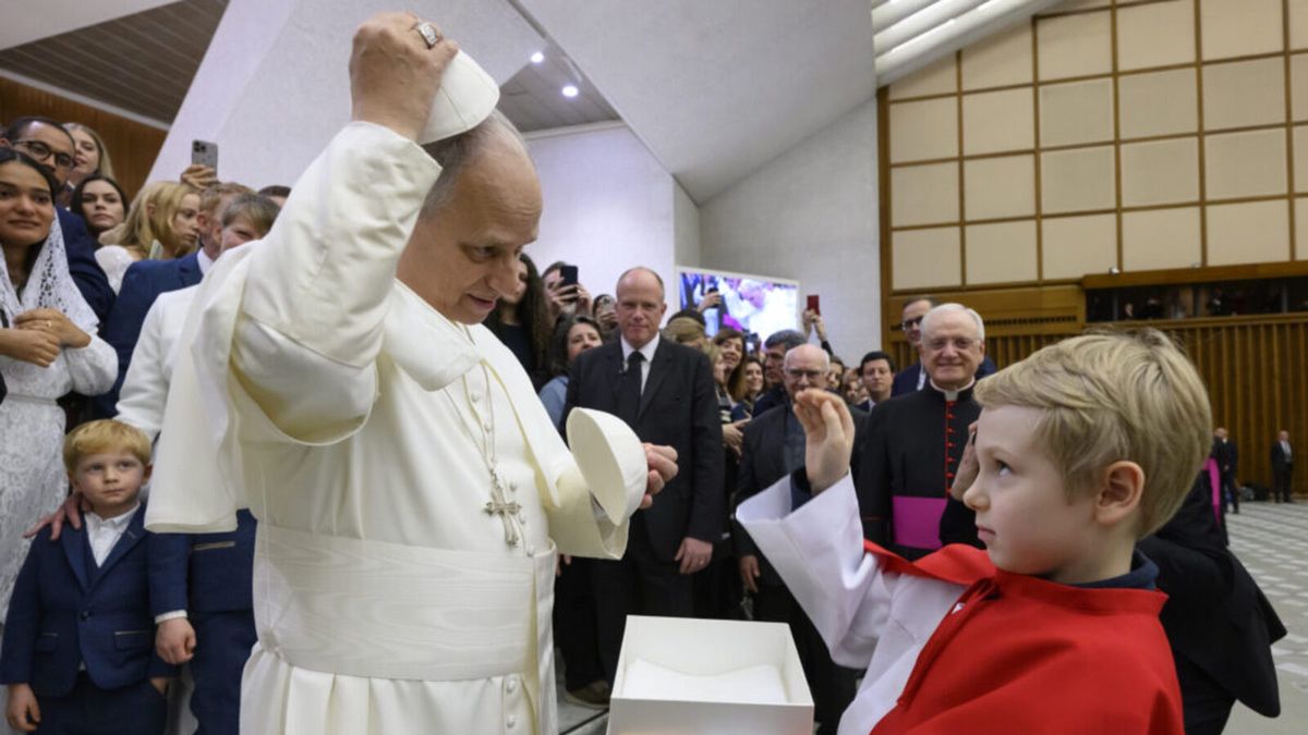 Ministrant z Polski wymienił piuskę z papieżem Leonem XIV.
