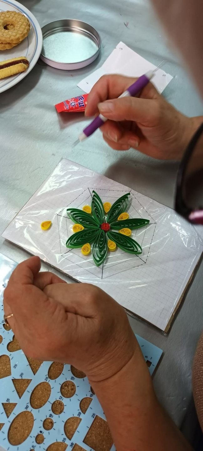 Zapakowane ozdoby wraz z życzeniami zostały w ostatnich dniach rozłożone w przypadkowych miejscach w przestrzeni publiczne.