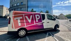 Samochody TVP z dużym logo. Za czasów PiS bywały niszczone