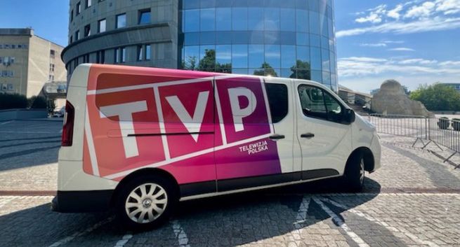 Samochody TVP z dużym logo. Za czasów PiS bywały niszczone