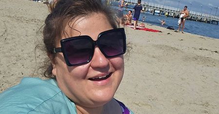 Dominika Gwit wypoczywa na plaży. Ciemne okulary, kapelusz i kostium w grochy