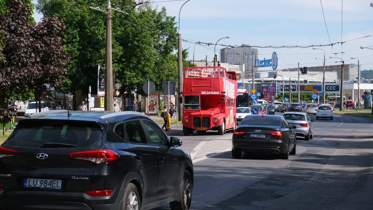 Czerwony piętrowy autobus 7Days jeździ po Lublinie