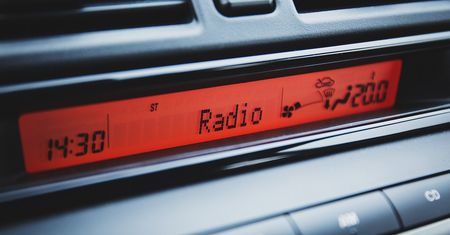 Mandat za radio w aucie. Już obowiązuje wyższa suma