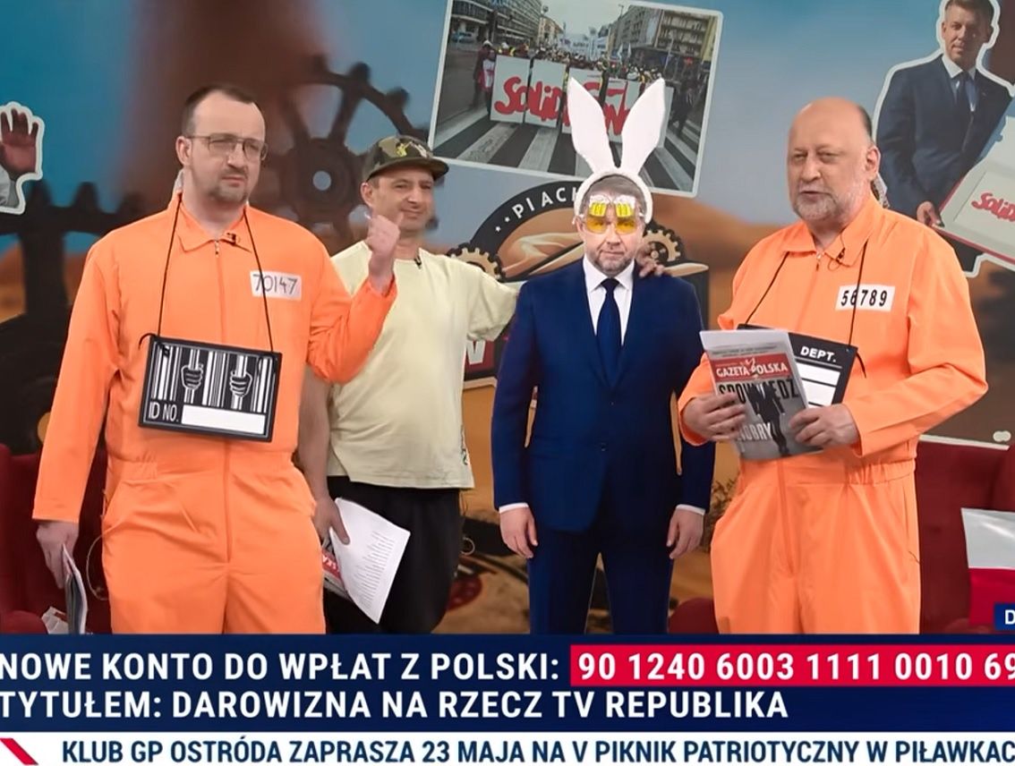 W Republice prowadzący jako Zorro i więźniowie. W piosence "już pan Donald jest kaput"