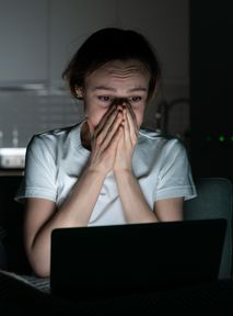Social media w trybie wojny. Jak chronić głowę w czasie kryzysu?
