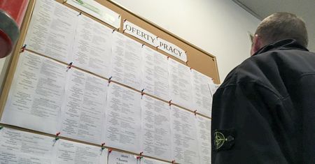 Zamiast podwyżek będą zwolnienia. Ekonomista mówi, co zrobią pracodawcy