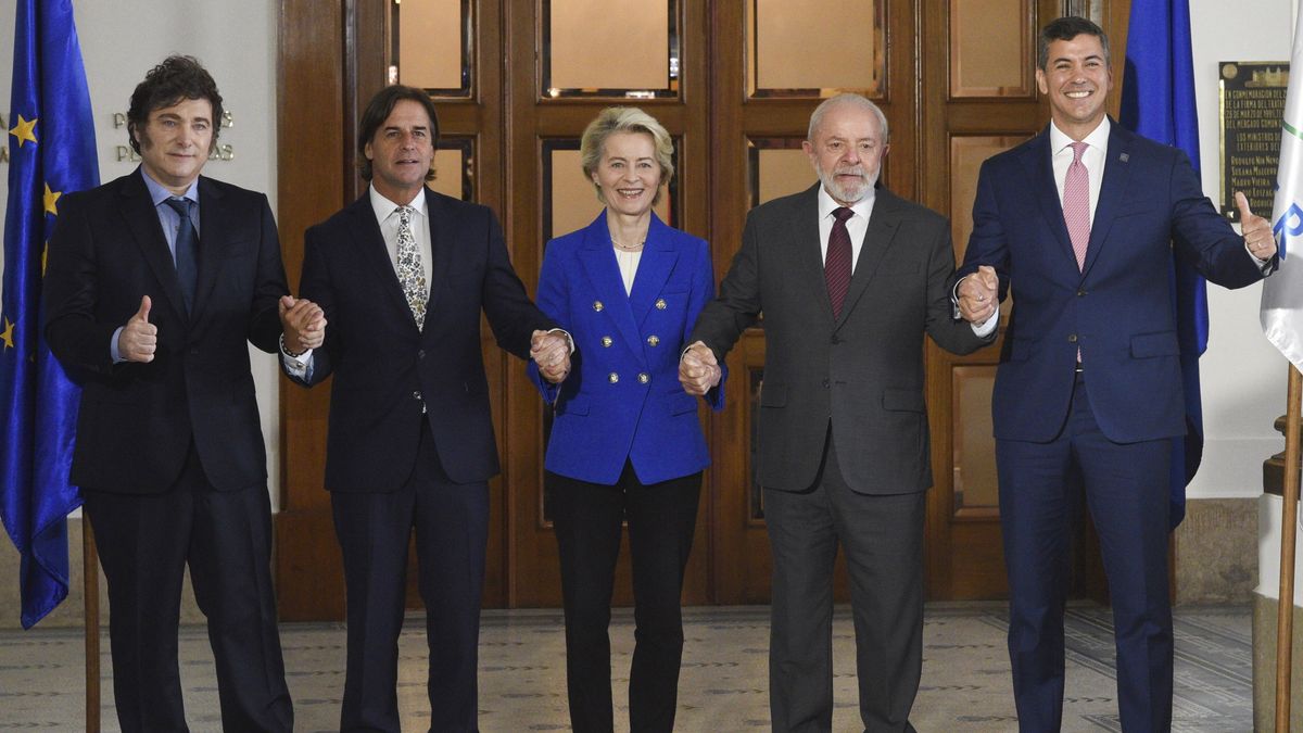 epaselect epa11760337 (L-R) Argentina President Javier Milei, Uruguayan President Luis Lacalle Pou, European Commission President Ursula von der Leyen, Brazilian President Luiz Inacio Lula de Silva, and Paraguayan President Santiago pose for a photo at the Mercosur headquarters in Montevideo, Uruguay, 06 December 2024. Von der Leyen will attend the Mercosur presidents' biannual summit, in which Argentina will assume the bloc's pro tempore presidency and agreements with the EU will be discussed. EPA/SOFIA TORRES Dostawca: PAP/EPA.