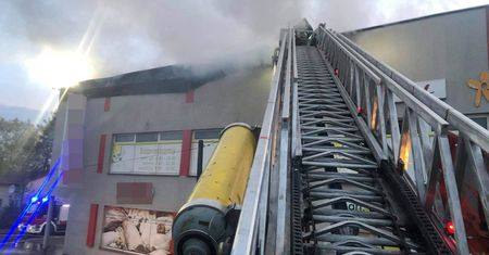 Otwock. Pożar sklepu wielkopowierzchniowego. W akcji 12 zastępów straży pożarnej