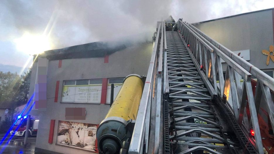 Otwock. Pożar sklepu wielkopowierzchniowego. W akcji 12 zastępów straży pożarnej