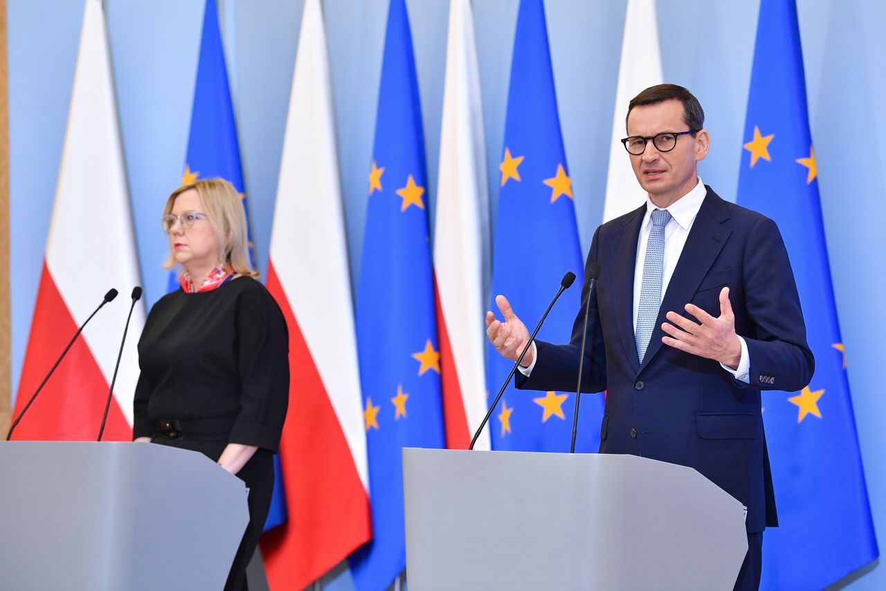 Od lewej: minister klimatu i środowiska Anna Moskwa i premier Mateusz Morawiecki