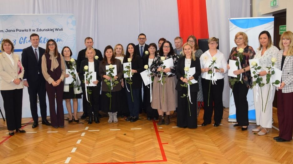 Powiatowe obchody Dnia Edukacji Narodowej w Zduńskiej Woli. Były życzenia i nagrody