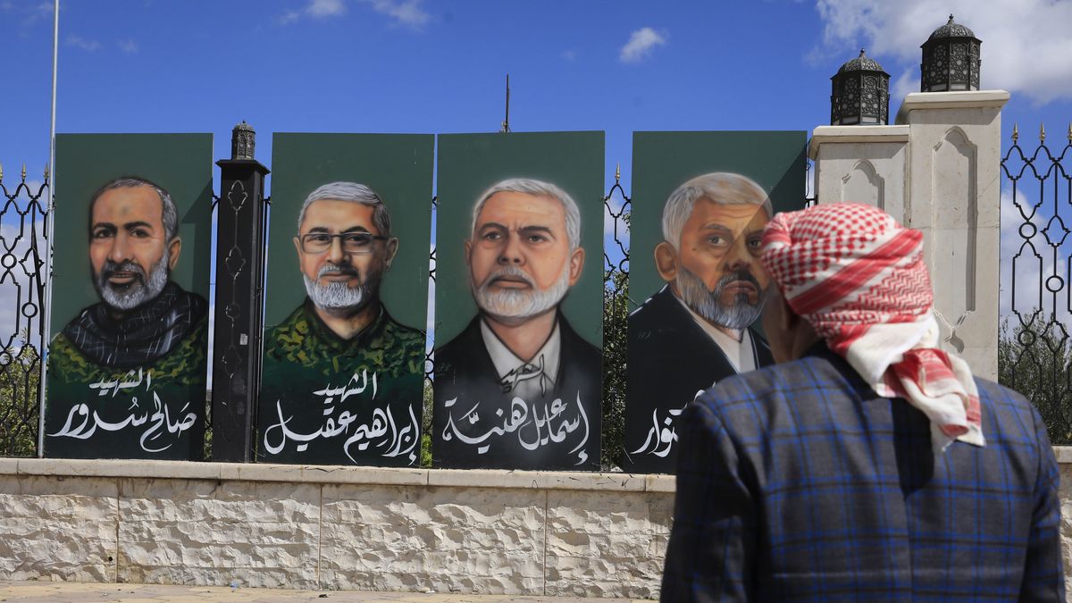 A person passes paintings depicting (R-L) two late Hamas leaders Yahya Sinwar and Ismail Haniyeh and two late Hezbollah military commanders Ibrahim Aqil and Saleh Sorour, amid high tensions in the Middle East, in Sana'a, Yemen, 06 November 2024. The Republican candidate for president Donald J. Trump, has been elected as the 47th President of the United States after obtaining over 270 of the Electoral College votes, succeeding against Democratic candidate and current Vice President Kamala Harris. EPA/YAHYA ARHAB Dostawca: PAP/EPA.