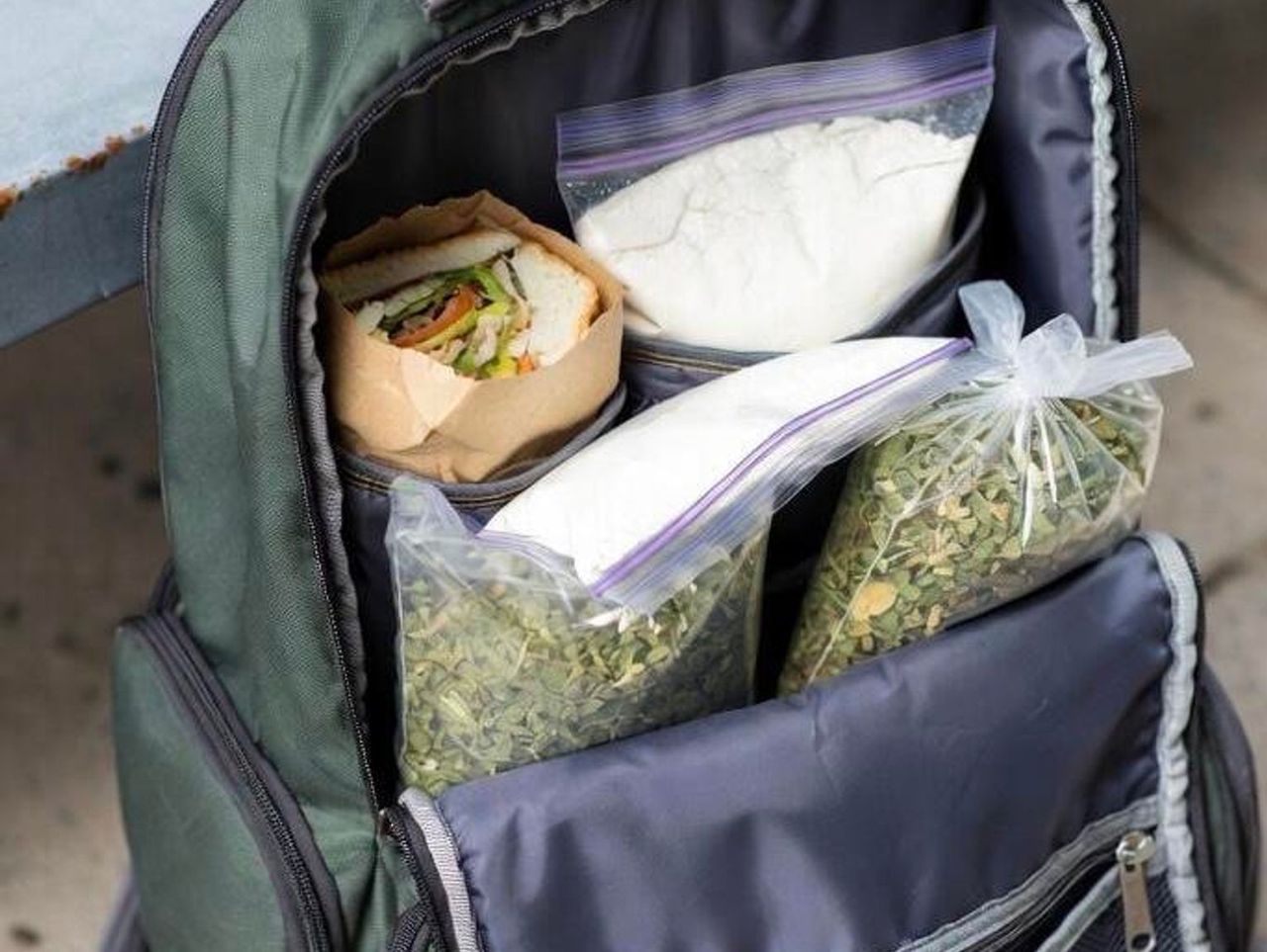 Szczecin: Dziwne zachowanie 35-latka. Policjanci zajrzeli do plecaka