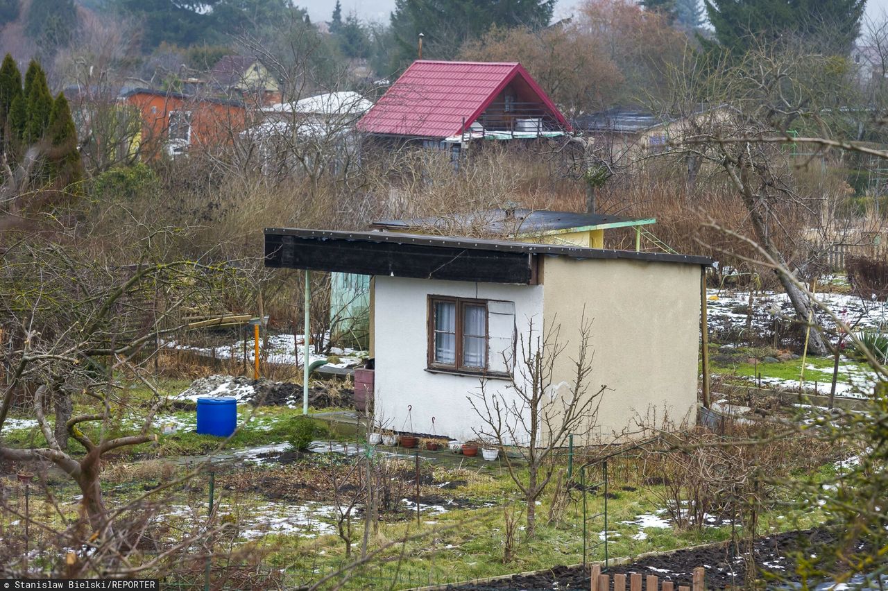 Czy można spać na działce ROD? Jest warunek