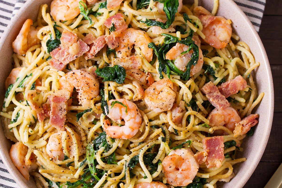 Biorę makaron i krewetki. W kilkanaście minut powstaje pożywny obiad