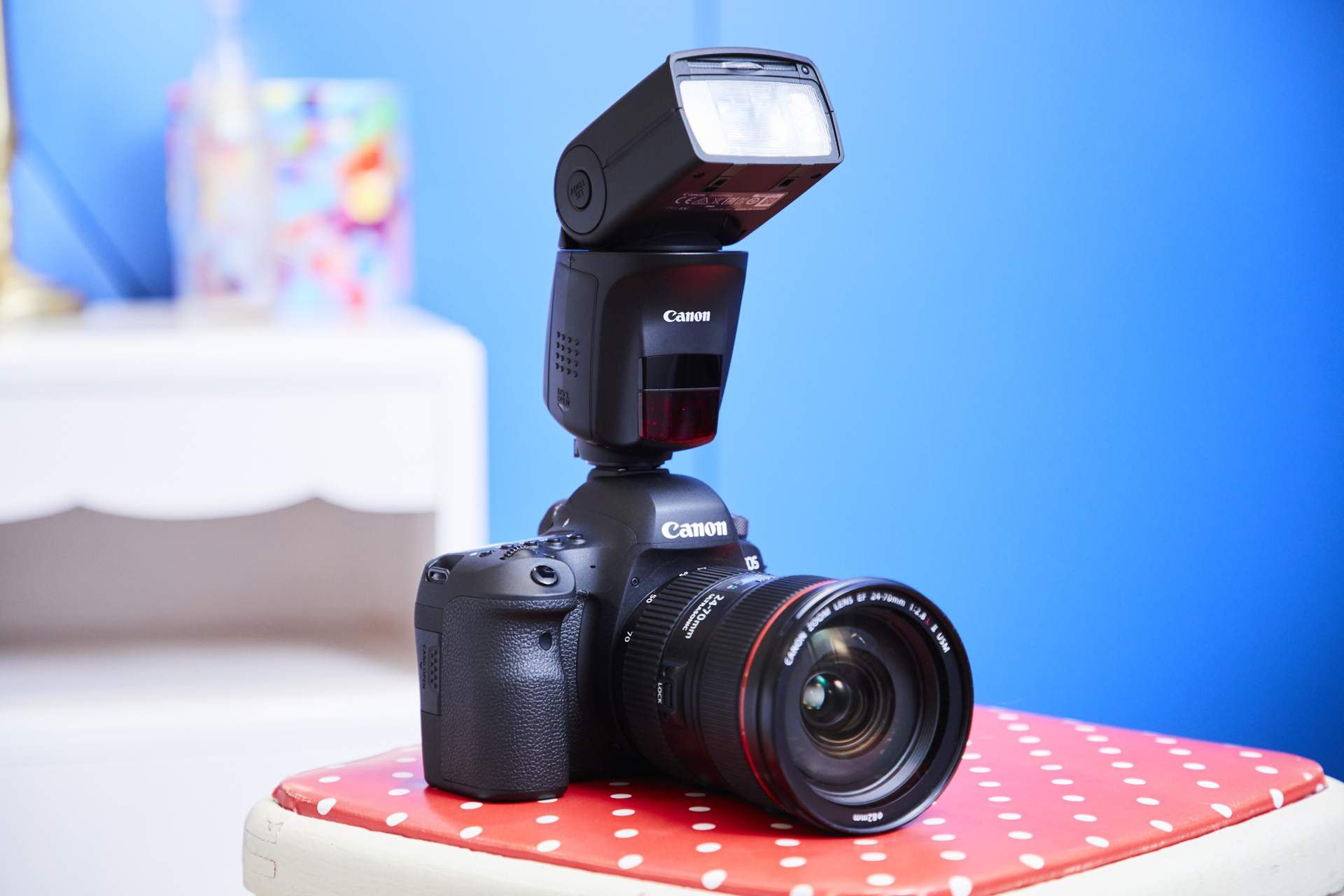 Canon Speedlite 470 EX-AI automatycznie ustawi palnik, by odbić światło 3