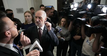 Kłótnia Macierewicza z posłem. "Na śmietnik historii"