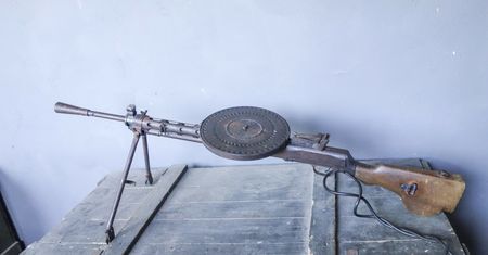 Mężczyzna czyścił karabin maszynowy na myjni samochodowej. Tłumaczył, że znalazł w ziemi i postanowił zatrzymać