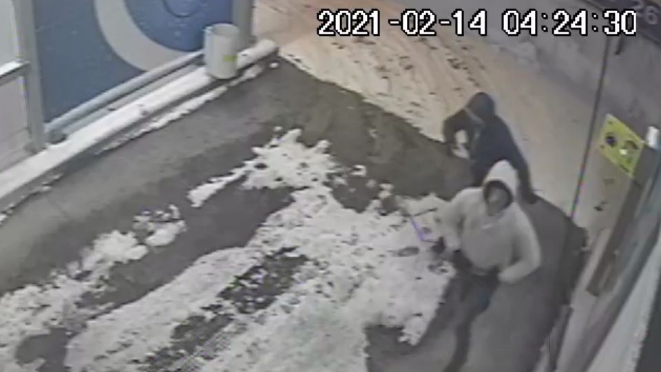 Policja poszukuje mężczyzn ze zdjęcia do sprawy włamania do myjni samochodowej