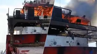 Tankowiec stanął w ogniu. Został trafiony "nieznanym pociskiem"