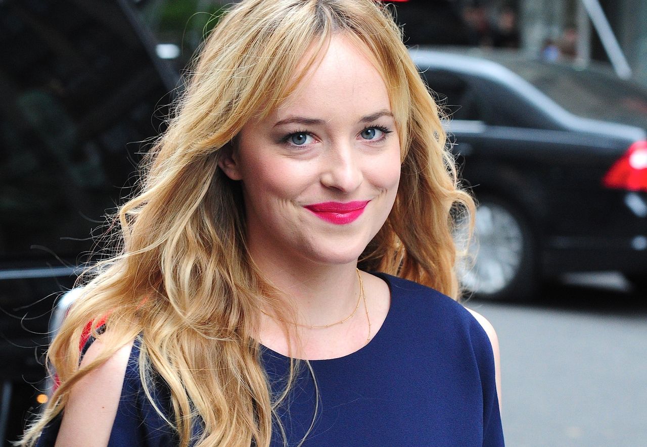 Czasami blond to błąd. Zmieniła kolor włosów na ciemny i wygląda o niebo lepiej