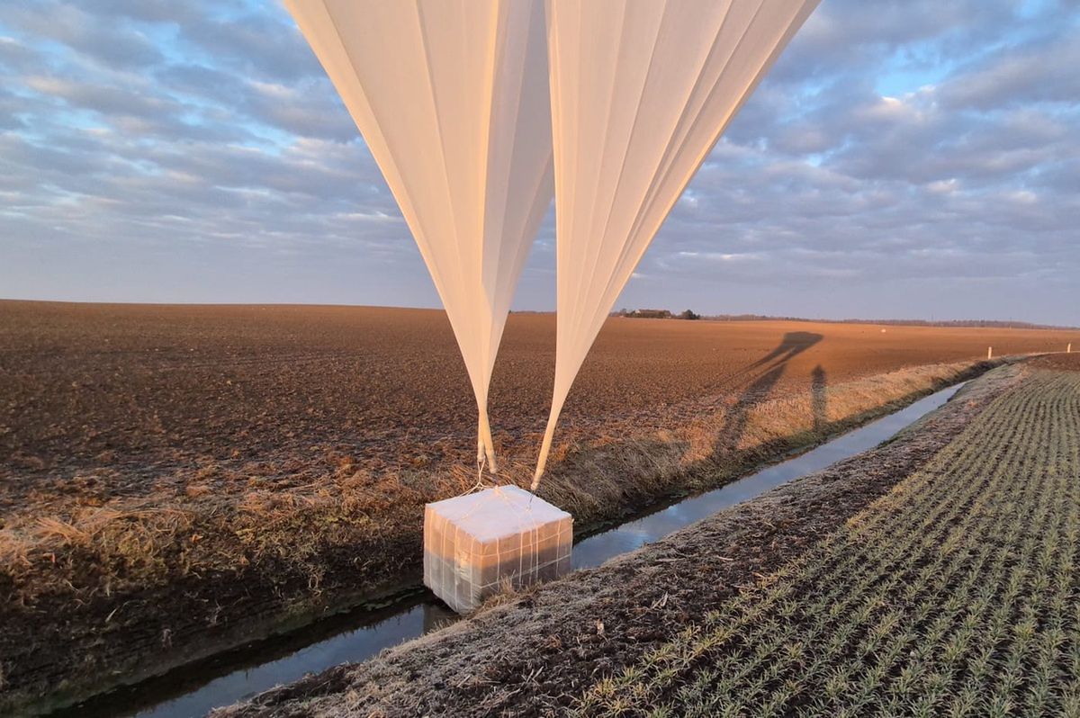 Balony nad północną Polską. W środku tysiące kartonów