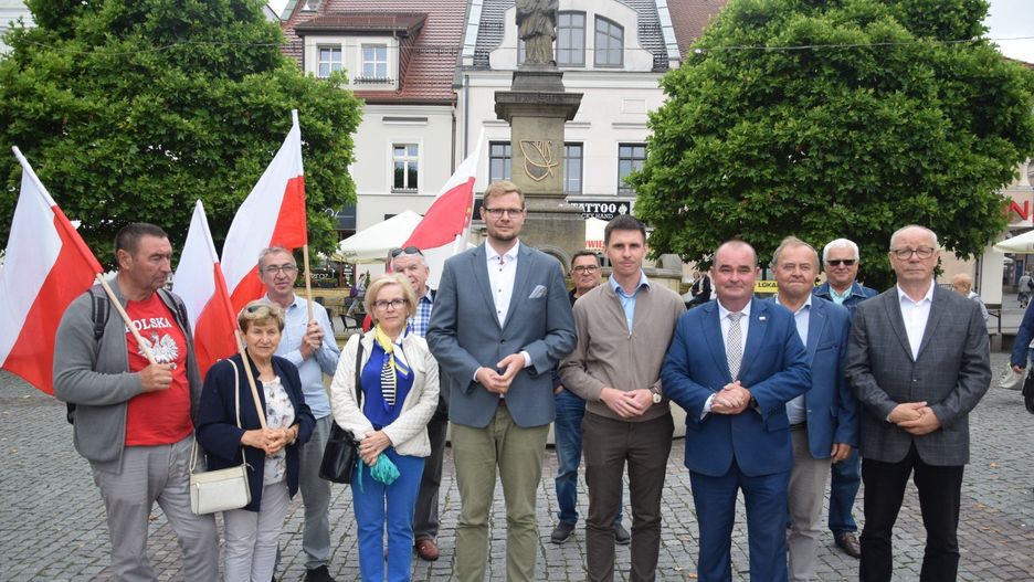 Politycy PiS w Rybniku namawiają, aby podpisywać się pod inicjatywą referendum w sprawie wypowiedzenia paktu migracyjnego