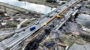 Poznań: Na jednym pasie auta, na drugim koparki. Most Chrobrego powoli znika. Zobacz zdjęcia i wideo z lotu ptaka