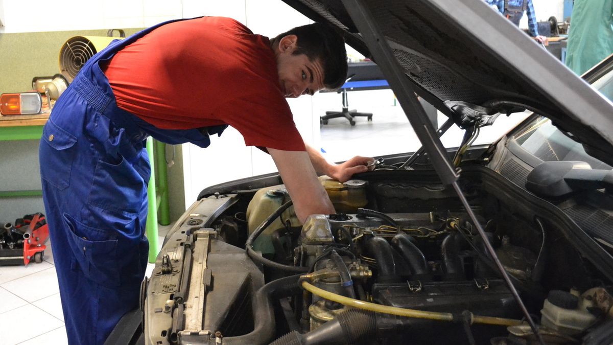 Dla właścicieli samochodów znaczenie ma nie tylko to, czy auto się psuje, ale też koszt jego naprawy