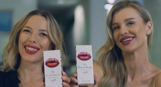 Joanna Krupa i Ewa Chodakowska reklamują pomadki Kiss Kit w perfumeriach Douglas (wideo)