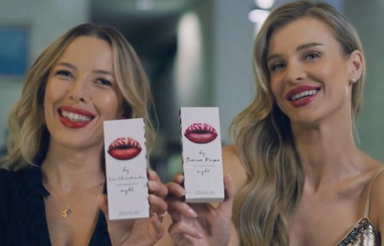 Joanna Krupa i Ewa Chodakowska reklamują pomadki Kiss Kit w perfumeriach Douglas (wideo)