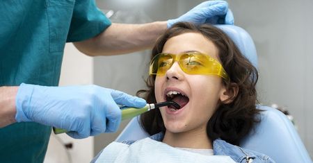 Dentyści przestrzegają przed energetykami. Są szczególnie niebezpieczne dla dzieci