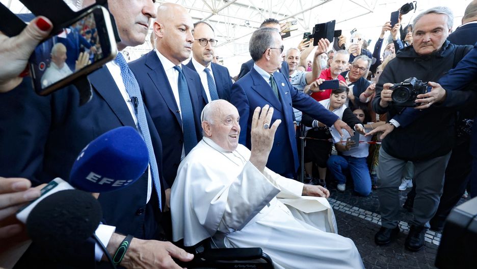 Pope Francis (C) leaves the Gemelli Polyclinic Hospital in Rome, Italy, 16 June 2023. The pontiff was discharged from Rome's Gemelli Hospital on 16 June morning, following his recent abdominal surgery to repair a hernia and remove internal scar tissues. EPA/FABIO FRUSTACI Dostawca: PAP/EPA.